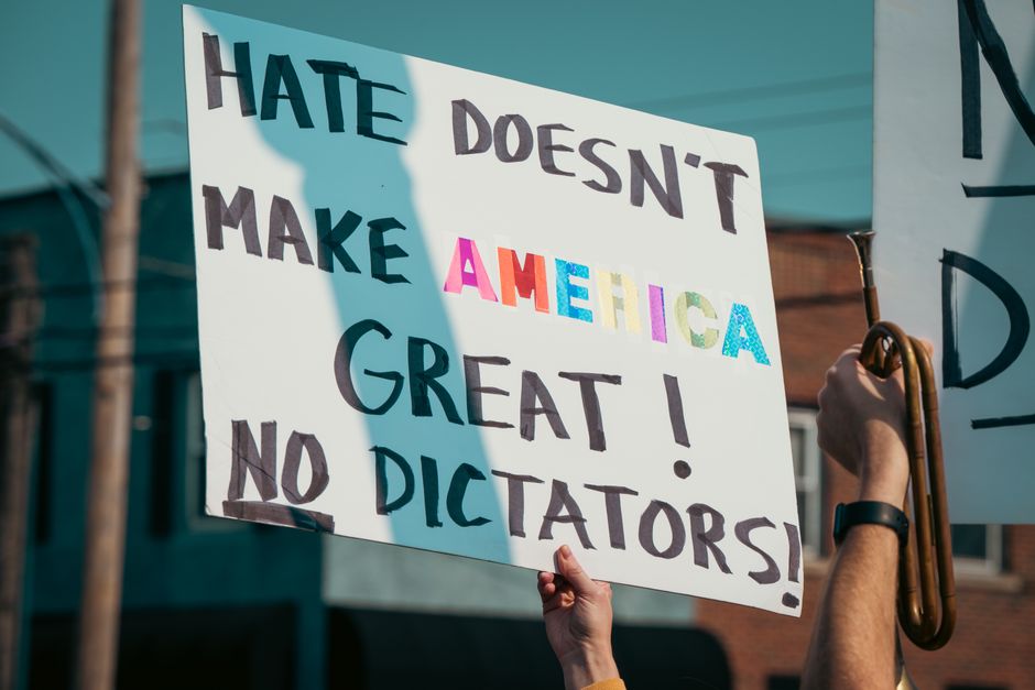 Autocratie vs Dictature: Nuances et Implications des Régimes de Pouvoir Absolu