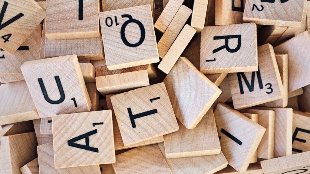 &Eacute;cran de jeu Cemantik avec propositions de mots et scores de proximit&eacute; s&eacute;mantique