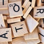 &Eacute;cran de jeu Cemantik avec propositions de mots et scores de proximit&eacute; s&eacute;mantique