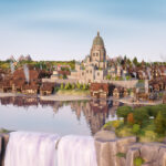 Village méditerranéen en voxels construit dans le jeu Town to City, avec ruelles sinueuses et front de mer