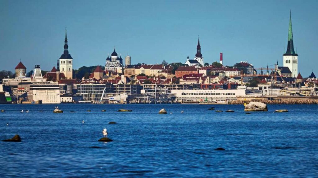 Vue de Tallinn, capitale de l'Estonie, avec son centre historique et le port sur le golfe de Finlande