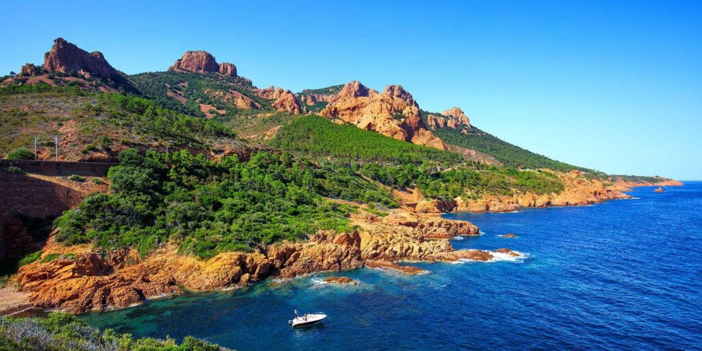 Roches rouges de l'Esterel plongeant dans la M&eacute;diterran&eacute;e pr&egrave;s de Th&eacute;oule-sur-Mer