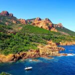 Roches rouges de l'Esterel plongeant dans la Méditerranée près de Théoule-sur-Mer