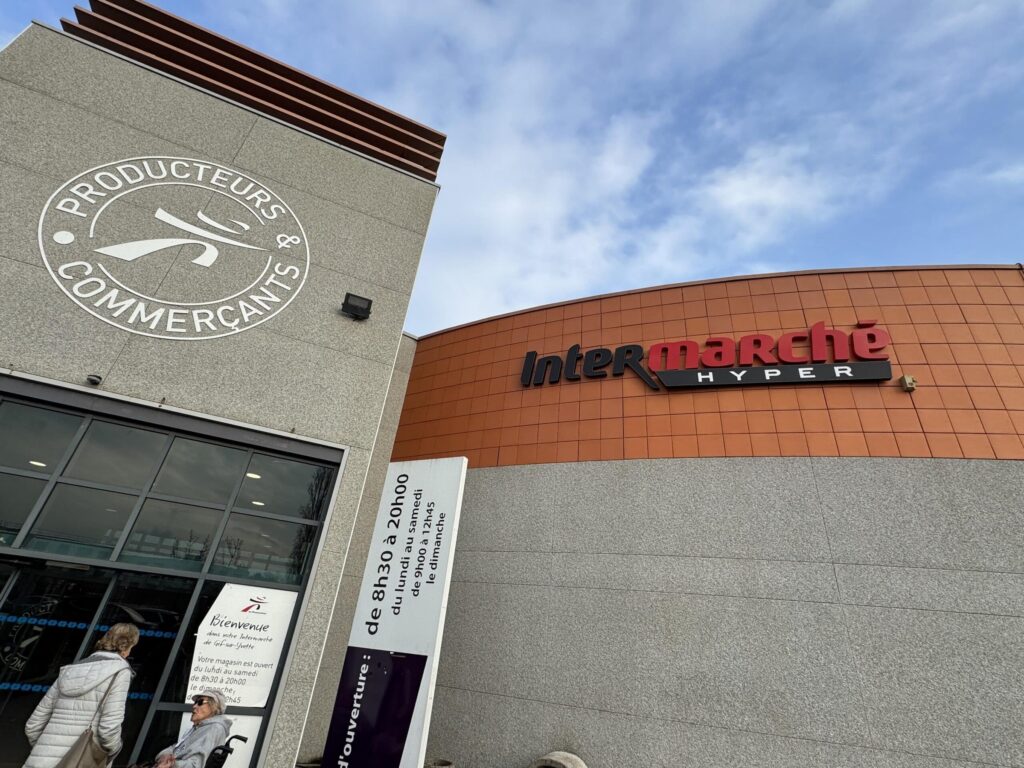 Façade d'un magasin Intermarché, enseigne du groupement Les Mousquetaires